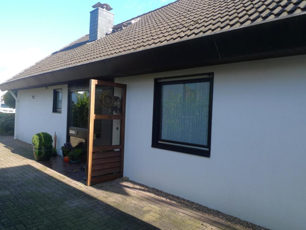 Topp-gepflegter Bungalow in guter Stadtrandlage 15 Hauseingang
